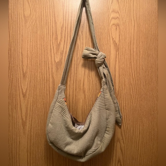 Handmade crescent purse with adjustable bow strap - Picture 1 of 3